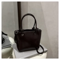 Bolso tipo cubo de cuero charol café oscuro con asa de nudo y correa ajustable - Marrón