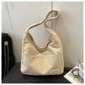 Detalle del bolso tote de pana beige con textura de costillas y etiqueta de moda - Caqui