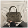 Bolso de mano verde oliva oscuro efecto ante con hebilla y herrajes dorados - Verde