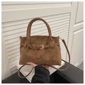 Bolso de mano marrón en ante sintético con hebilla vintage y correa larga ajustable - Marrón
