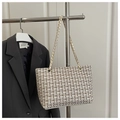Detalle de bolso tote de tweed a cuadros con cadena metálica sobre una chaqueta - Blanco