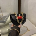 Mini sacoche noire en forme de selle avec cerises rouges et chaîne dorée chic - Noir