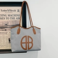 Bolso tote grande tejido gris con asas de cuero marrón y logotipo decorativo de letra AB - Azul