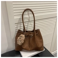 Borsa tote marrone con fibbia decorativa e ciondolo a forma di orsetto sulla panca - Marrone (Con Ciondolo)