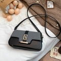 Borsa a tracolla in pelle nera e grigio a quadri con fibbia in metallo dorato lucido - Nero