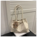 Dettaglio della borsa tote in ecopelle beige con trama litchi e ciondolo a forma di cane - Bianco (Con Ciondolo)