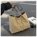 Primer plano del bolso tote beige con cadena decorativa de perlas y flores de metal - Caqui