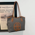 Bolso tote tejido gris con asas de cuero marrón y logo circular de monograma - Negro