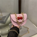 Sacoche rose avec détail cerise étincelant et bandoulière en chaîne dorée chic - Rose