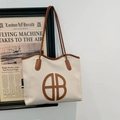 Bolso tote de tejido beige con ribete de cuero marrón y parche circular de diseño - Blanco