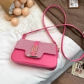 Borsa a tracolla rosa in tessuto intrecciato con fibbia geometrica dorata e cinturino - Rosa