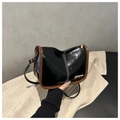 Dettaglio della borsa a tracolla in pelle nera lucida con bordi marroni e oro - Nero e Marrone