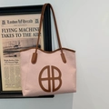 Bolso tote de tejido rosa con asas de cuero marrón y logo circular para uso diario - Rosa