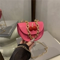 Sacoche selle rose avec fermoir cerise et bandoulière en chaîne dorée chic - Rose rosé