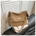Detalle de bolso tote marrón claro con cadena de metal, textura de cuero y colgante - Caqui con Colgante