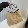 Borsa tote beige con catena leopardata, ciondoli floreali di perle e scritte decorative - Cachi