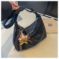 Bolso de hombro retro negro con lindo colgante de oso y detalle de cuerda trenzada - Con Colgante / Negro