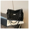 Primer plano de bolso tote negro mate con correa de cadena y placa metálica de plata - Negro sin Colgante