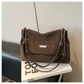 Grand sac cabas marron foncé rétro avec bandoulière chaîne et texture cuir mat - Café sans Pendentif