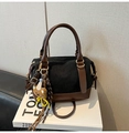 Borsa Boston bicolore in pelle scamosciata nera e pelle marrone con ciondolo a orso - Con Ciondolo / Nero