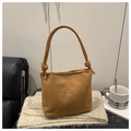 Minimalistische braune Wildleder-Eimertasche mit gedrehtem Griff und klassischer Prägung - Braun