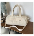 Details der beigen Reisetasche aus Nylon mit robusten Griffen und verstellbarem Gurt - Weiß