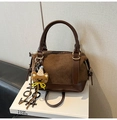 Borsa Boston marrone in pelle scamosciata con ciondolo a forma di orsetto - Con Ciondolo / Marrone