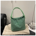 Grüne Wildleder Beuteltasche mit modischem Aufdruck und beigem Plüschschal Accessoire - Grün