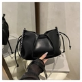 Bolso bandolera negro plisado con cadena plateada y detalles de cordón - Negro