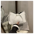 Bolso bandolera fruncido blanco con cadena plateada y correa ancha de cuero - Blanco