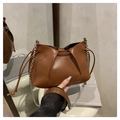 Bolso bandolera marrón plisado con cadena plateada y detalles de cordón ajustable - Marrón