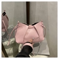 Bolso bandolera rosa elegante con diseño fruncido, cadena plateada y estilo minimalista - Rosa