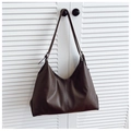 Detalle de bolso hobo de cuero marrón oscuro con costura vertical y correa ajustable - Marrón Oscuro