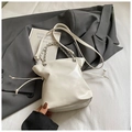 Sac seau en cuir huilé blanc avec poignée en chaîne métallique et cordon de serrage - Blanc Sans Pendentif