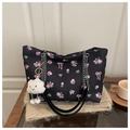 Borsa tote nera trapuntata con fiori rosa e ciondolo a nuvola di peluche bianco - Con Ciondolo / Nero