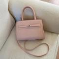 Dettaglio della borsa quadrata in pelle rosa e tessuto intrecciato con chiusura in metallo - Rosa