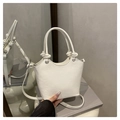 Bolso de mano blanco en cuero sintético con relieves de conejitos y correa desmontable - Blanco