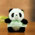 Peluche di panda carino con fiore giallo e vestito verde ricamato su tavolo di legno - Verde / 11cm