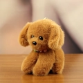 Primer plano de perro de peluche marrón con collar de cuentas FUN sobre madera clara - Marrón Oscuro / Aproximadamente 12cm