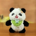 Portachiavi panda di peluche con bavaglino all'uncinetto e fiori ricamati - Fiore Verde / Verde