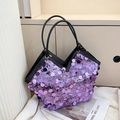 Modische lila Pailletten-Tasche mit schwarzen Griffen und Kette, stilvolle Schultertasche - Lila