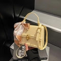 Borsa a tracolla giallo crema con fibbia dorata e manico decorato con foulard in seta - Giallo