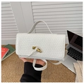 Dettaglio della trama intrecciata e chiusura a nodo dorato su borsa in pelle bianca - Bianco