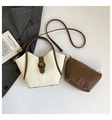 Detail der minimalistischen Bucket Bag mit Lederstruktur, Drehverschluss und Innentasche - Weiß