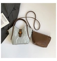 Detailansicht eines plissierten Beuteltaschen-Sets mit braunen Ledergriffen und Innentasche - Grau