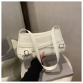 Borsa sottobraccio a mezzaluna bianco crema con fibbia d'argento e cinturino a croce - Bianco