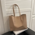 Grande borsa tote beige minimalista con trama in pelle litchi e scritte dorate del brand - Cachi