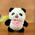 Portachiavi peluche panda con bavaglino rosa all'uncinetto e fiore su piano in legno - Stile Fiore Rosa / Rosa