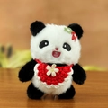 Portachiavi panda di peluche con gilet rosso lavorato a maglia e dettagli floreali - Stile Fiore Rosso / Rosso