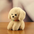 Peluche de perrito marrón claro realista con collar de cuentas de letras sobre mesa de madera - Tostado / Aproximadamente 12cm
